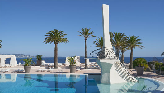 Piscine et paysage méditerranéen à Port-la-Galère