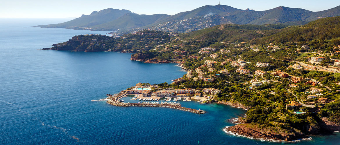 Vue aérienne du domaine et du port de Port-la-Galère à Théoule-sur-Mer